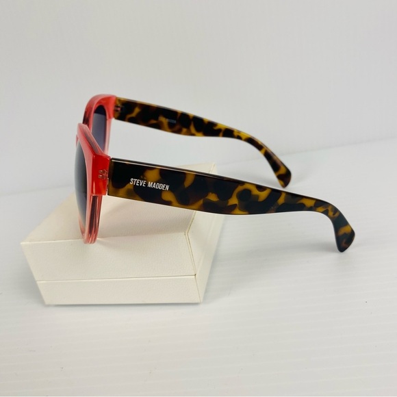 Steve Madden Ombre Salmon with Tortoise Shell Arms Sunglasses - Picture 4 of 7